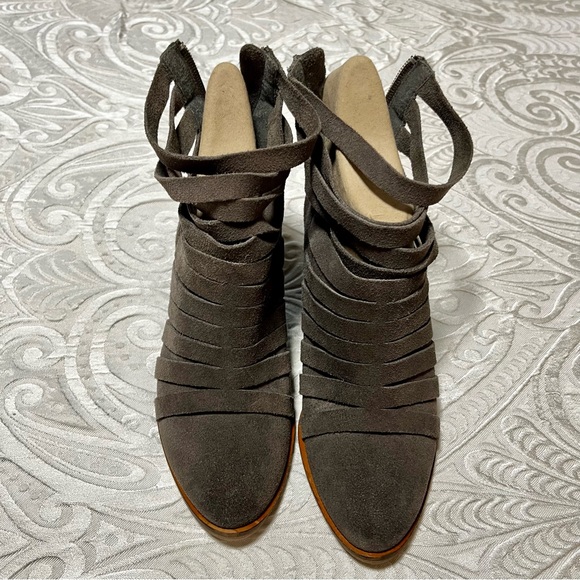 Chinese Laundry Suede bootie boots. Size 6. Taupe color. - Picture 4 of 15